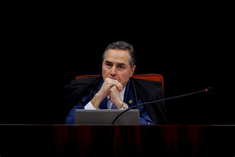 Barroso do STF nega comemoração champagne após afastamento de Aécio