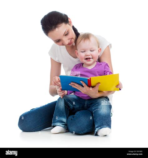 Maman Et Sa Fille Lisent Un Livre Banque Dimages Détourées Alamy