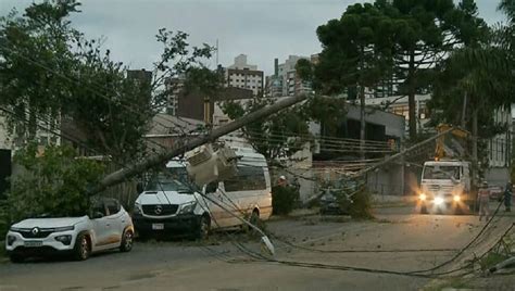 Caminh O Enrosca Em Fia O E Derruba Postes De Luz Em Curitiba