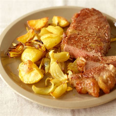 Steak mit Zwiebel Kartoffel Gemüse Rezept ESSEN UND TRINKEN