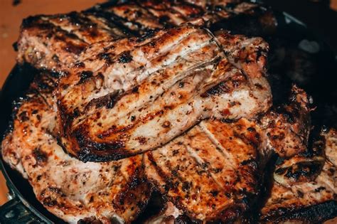 Carne De Cerdo Frita En Una Parrilla De Barbacoa Foto Premium