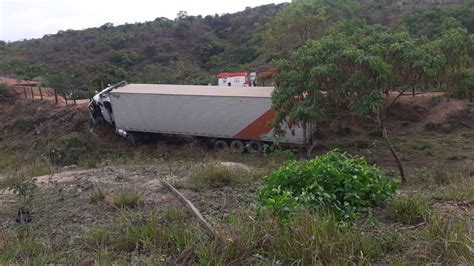 Acidente carreta na BR 116 em Ponto dos volantes Portal Teófilo Otoni