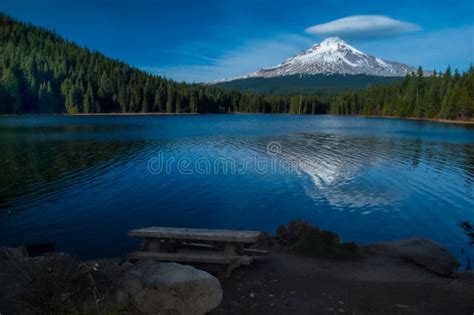 Capilla Del Mt Que Refleja En El Lago Trillium Oregon Foto De Archivo