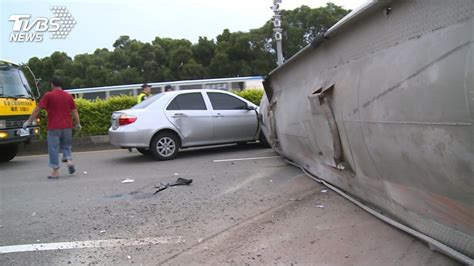 疑煞車失靈轉彎避難 槽車翻覆頭身分離│車禍│翻車│交流道│tvbs新聞網