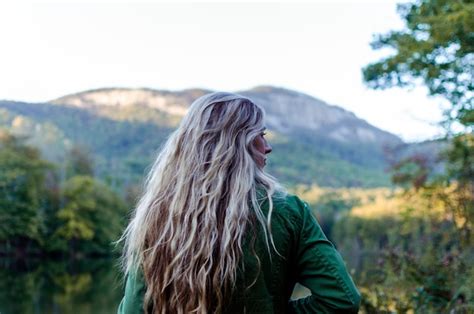 Una pareja joven besándose en el bosque Foto Premium