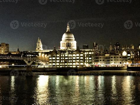 A view of the River Thames at night 14792209 Stock Photo at Vecteezy