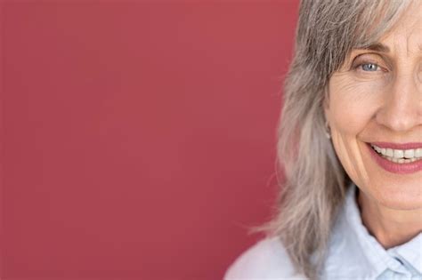 Retrato de mulher sorridente sênior de cabelos grisalhos Foto Grátis