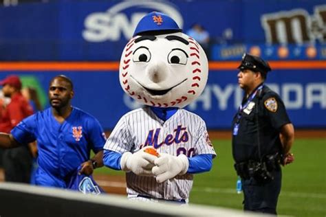 Mets Mascot Gives Fan the Finger and Twitter Celebrates - TheWrap