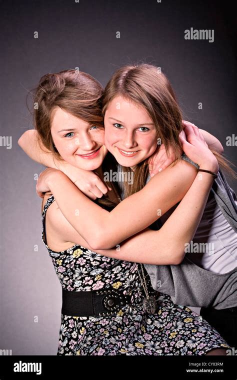 Deux Filles De 14 Ans Banque De Photographies Et Dimages à Haute Résolution Page 2 Alamy