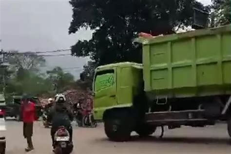 Kesal Berkali Kali Lihat Truk Tambang Langgar Jam Operasional Warga