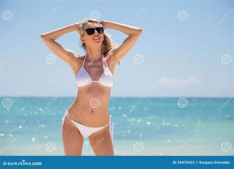 Donna In Bikini Bianco Che Posa Sulla Spiaggia Fotografia Stock