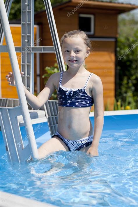 M Dchen Im Blauen Bikini In Der N He Des Swimmingpools Hei Er Sommer