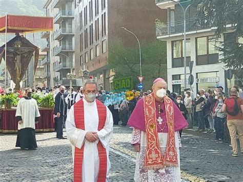 Como Processione Con Il Crocifisso In Preghiera Con Il Cardinale Le