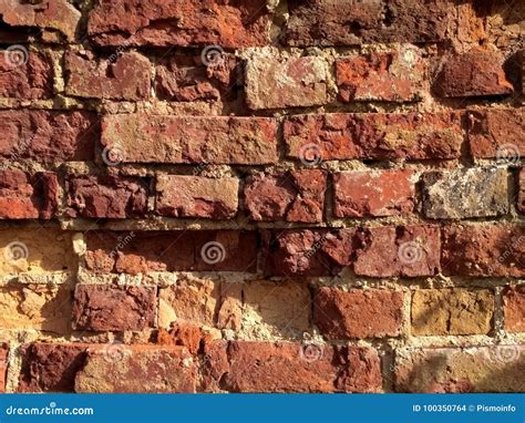 Parede De Tijolo Vermelho Velha Quebrada Textura Foto De Stock