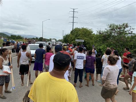 Habitantes de la Esmeralda en Petatlán bloquean carretera exigen ayuda