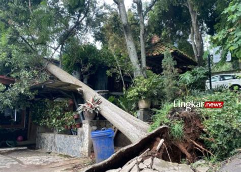 Puting Beliung Terjang Kecamatan Di Bandung Sebabkan Bangunan