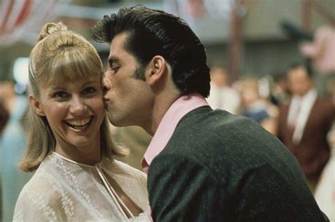 John Travolta Kissing Olivia Newton John On The Set Of Grease Film Anniversaire Cirque Cinéma