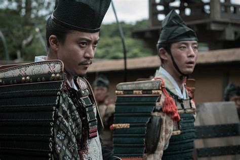 大河ドラマ「鎌倉殿の13人」第41話。北条義時（小栗旬・左）の非道な策に、北条泰時（坂口健太郎）も呆然（c）nhk ― スポニチ