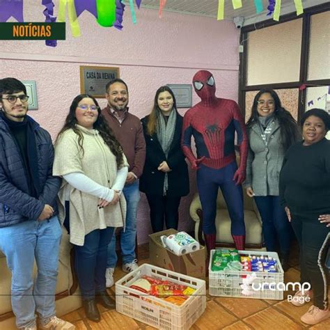 Homem Aranha Bag E Direito Realizam Entrega Na Casa Da Menina De Alimentos