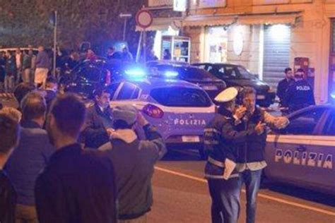 Uccide La Madre Adottiva A Coltellate Le Grida Dal Balcone Da