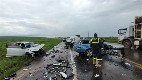 Mulher morre e seis pessoas ficam feridas em acidente entre três carros