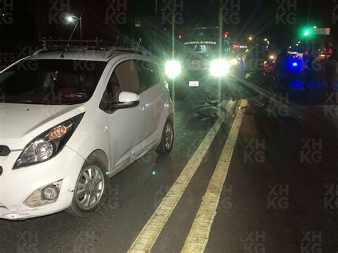 Motociclista se impacta contra automóvil tras derrapar en la colonia