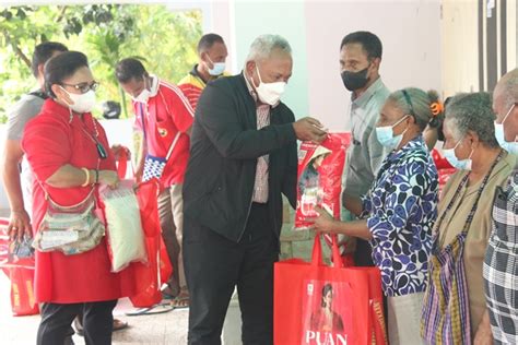 Komarudin Bagikan Paket Sembako Di Kota Jayapura