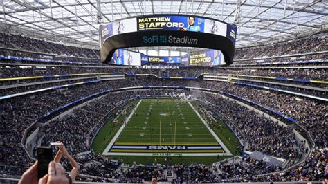 NFL Stadiums, Back at Capacity, to Bag $1 Billion Through Week 4