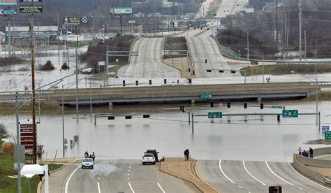 Historic flooding shuts down St. Louis