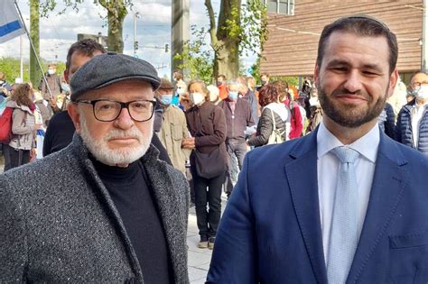 Der Gro E Leipziger Chanukka Leuchter Leuchtet P Nktlich Zu Chanukka