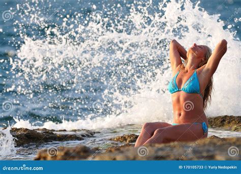 Junge Blonde Frau Im Blauen Bikini Auf Fels Sitzt Und Rückgang Der