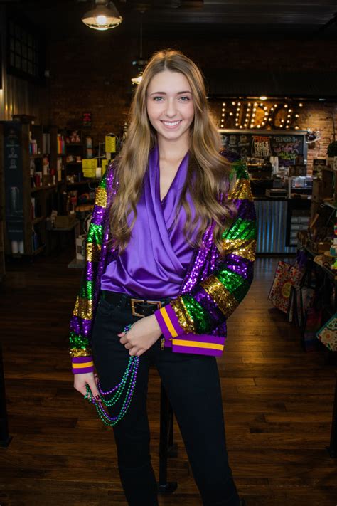 30 Cute & Stylish Mardi Gras Outfits for 2023 - College Fashion