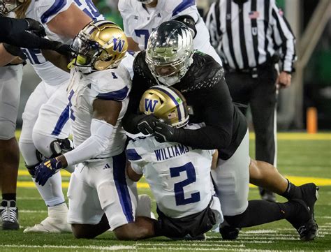Oregon Ducks betting odds hold steady over Washington Huskies