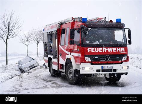 Wölkau Mercedes kommt von Fahrbahn ab und landet im Graben Zwei