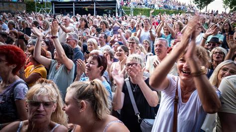 Kerstin Ott spannt den Regenbogen über der Kapfenburg