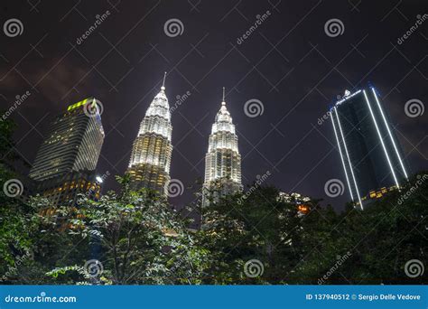 Les Tours Jumelles De Petronas Dedans Kuala Lumpur Photographie