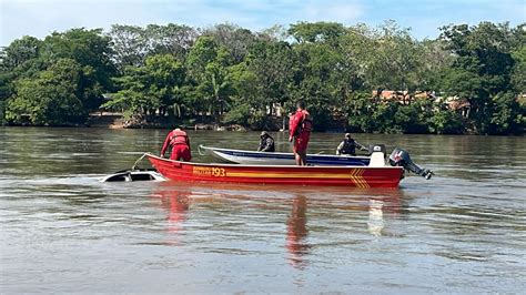 Carro Cai Em Rio Motorista Pede Socorro Aos Amigos Pelo Celular E