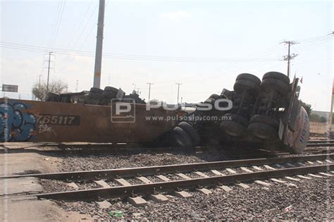 Vuelca pipa con gasolina intentó ganarle al tren FOTOGALERÍA