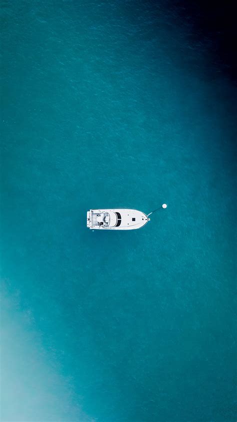 Motor boat making circle on water surface · Free Stock Photo