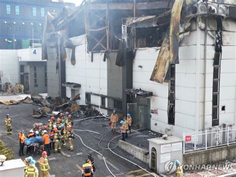 경기 화성 아리셀 공장 화재 현장서 시신 20여구 발견