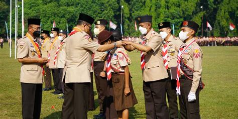 7 Penerima Tanda Penghargaan Mengikuti Penyematan Lencana Pada Upacara