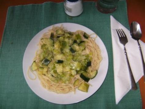 Spaghetti mit Lauch Zucchini Soße Rezept kochbar de