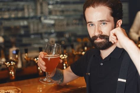 Hombre Con Bigote Y Barba Se Encuentra En El Bar Y Bebe Alcohol De Un