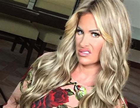 Kim Zolciak Posts Bikini Selfie With Teenage Daughters Quickly Deletes