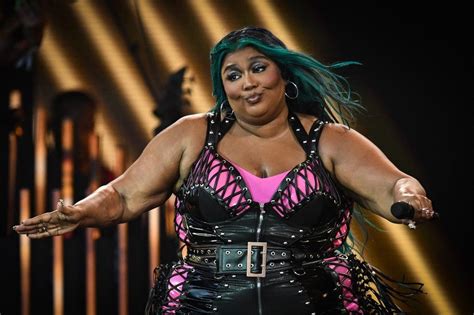 La Chanteuse Lizzo Poursuivie Par D anciennes Employées Pour