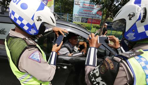 PHOTO Polisi Tilang Kendaraan Pribadi Yang Pasang Rotator Foto