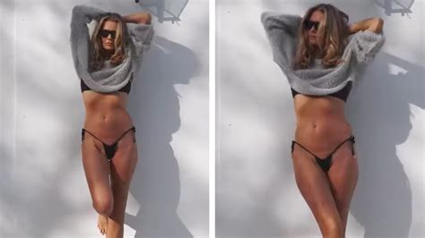 abolir Rectángulo ven elle macpherson en bikini erótico Alarmante florero