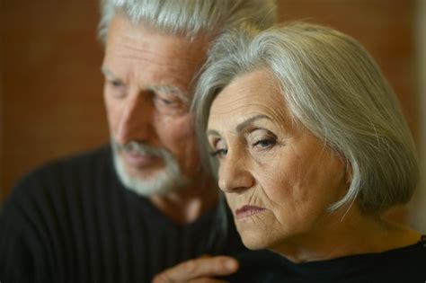 Retrato De Una Triste Pareja De Ancianos Posando En Casa Foto Premium