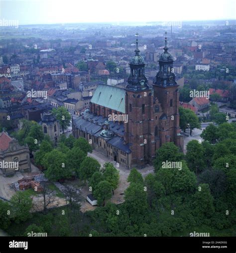 Gniezno 07 1989 Archikatedra gnieŸnieñska Bazylika Prymasowska