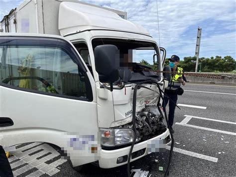 國2大園段3車追撞一度回堵 小貨車車頭慘撞凹 社會 中時